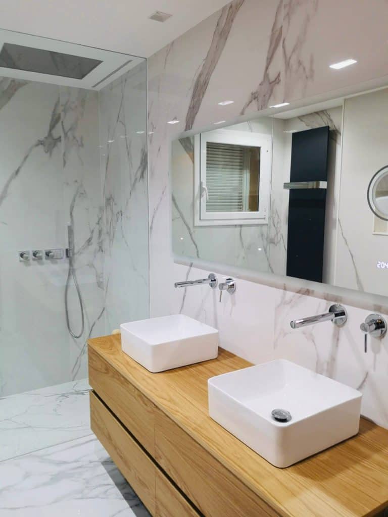 Reforma de baño estilo Moderno Minimalista en Barcelona