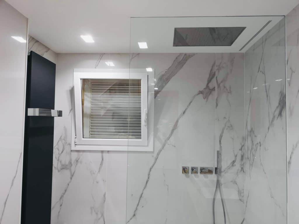 Reforma de baño estilo Moderno Minimalista en Barcelona
