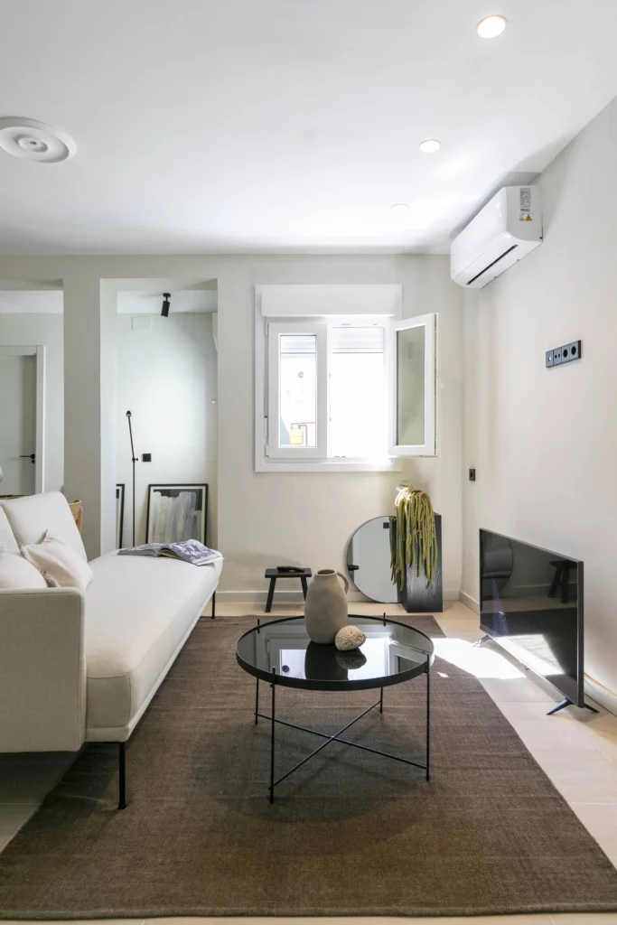 Reforma de piso estilo Minimalista en barrio Universidad, Madrid