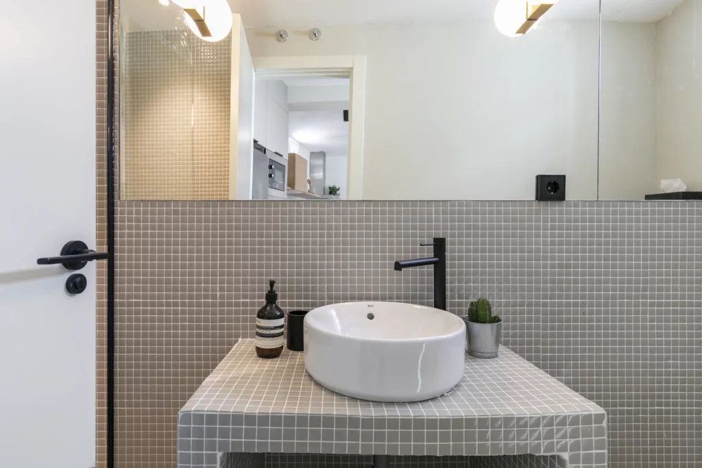 Reforma de piso estilo Minimalista en barrio Universidad, Madrid