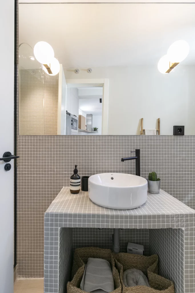 Reforma de piso estilo Minimalista en barrio Universidad, Madrid