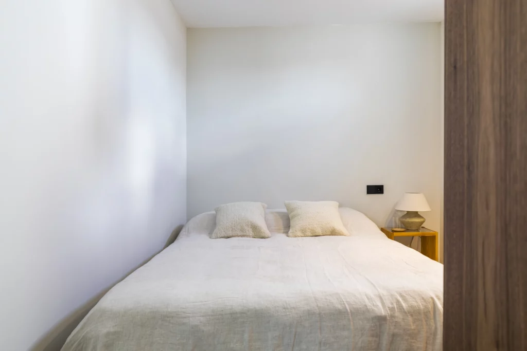 Reforma de piso estilo Minimalista en barrio Universidad, Madrid