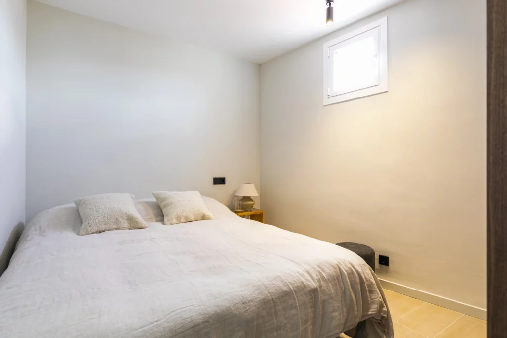 Reforma de piso estilo Minimalista en barrio Universidad, Madrid