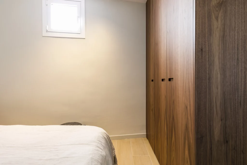 Reforma de piso estilo Minimalista en barrio Universidad, Madrid