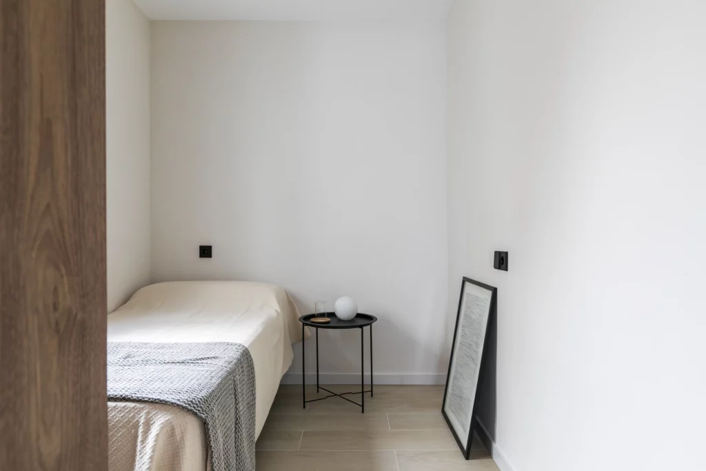 Reforma de piso estilo Minimalista en barrio Universidad, Madrid