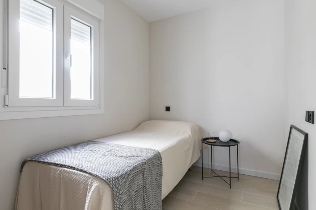 Reforma de piso estilo Minimalista en barrio Universidad, Madrid