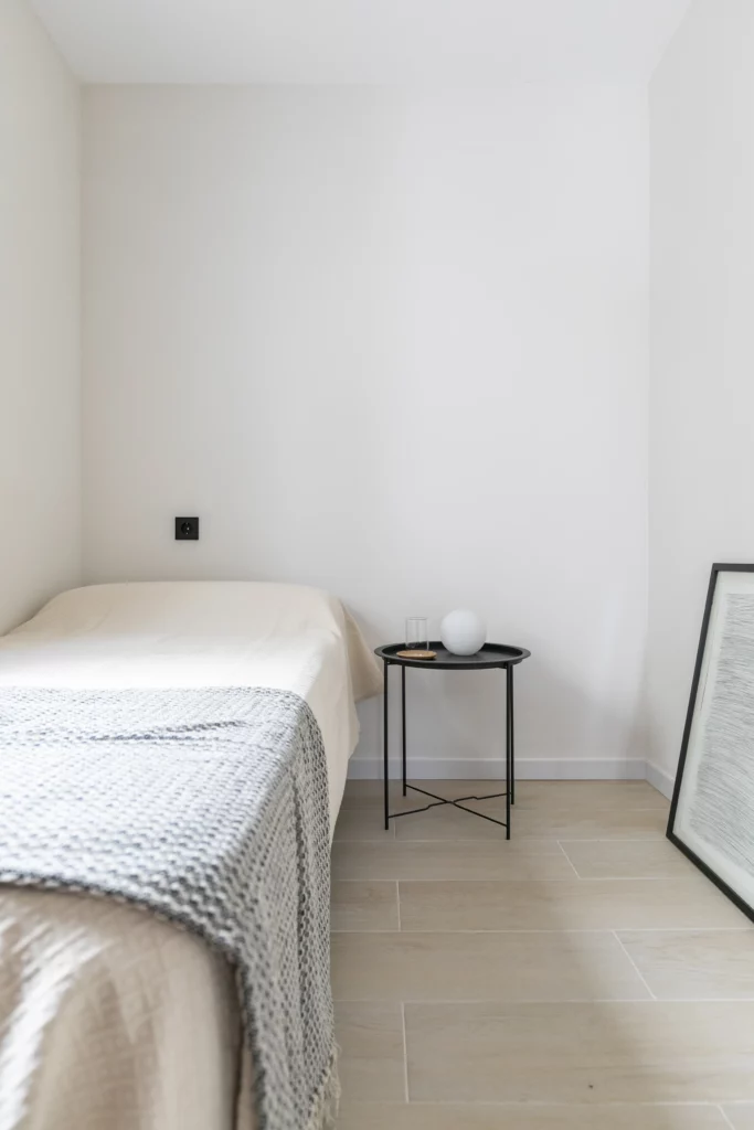 Reforma de piso estilo Minimalista en barrio Universidad, Madrid
