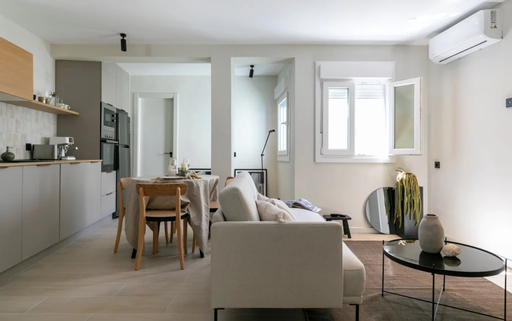 Reforma de piso estilo Minimalista en barrio Universidad, Madrid