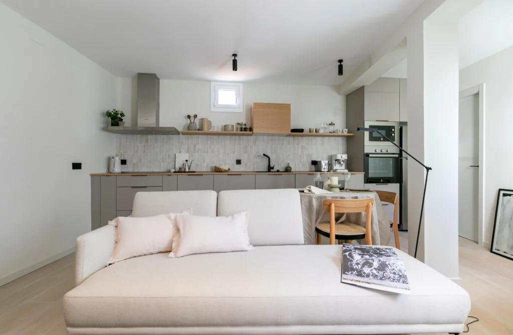 Reforma de piso estilo Minimalista en barrio Universidad, Madrid