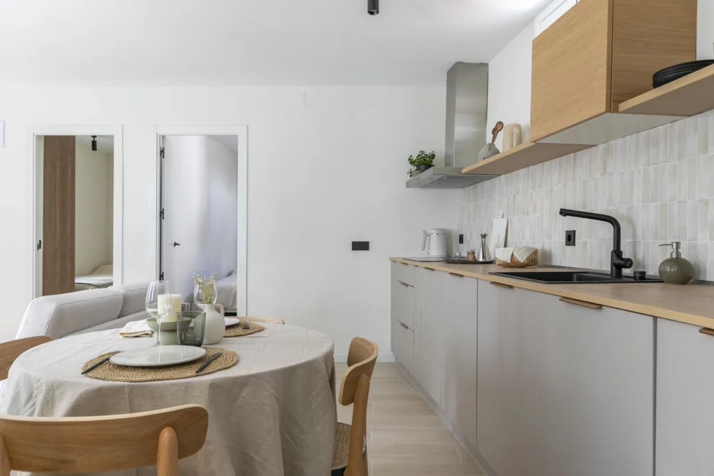 Reforma de piso estilo Minimalista en barrio Universidad, Madrid