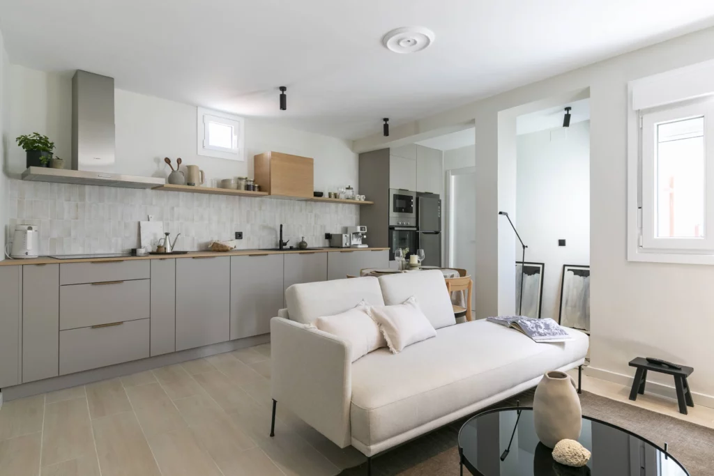 Reforma de piso estilo Minimalista en barrio Universidad, Madrid